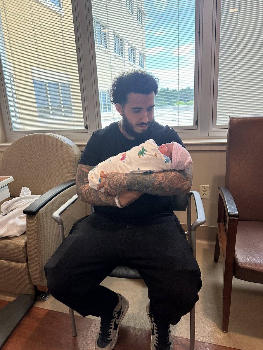 NadesBurner's tweet photo. First time holding her 🥹 https://t.co/EwYFGViFyv