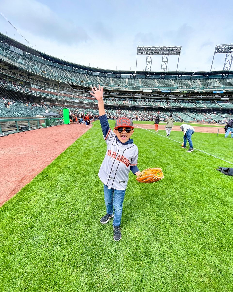 Don't forget to say hi to Lou Seal next time you are at @OracleParkSF for a @SFGiants game. Ready to see a game? bit.ly/4a4vvAP 📸 @pubikboi