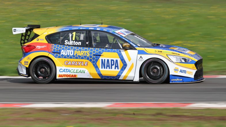 For the first time since 2021 @AidenMoffat16 is a @BTCC race winner!! He fends off @ColinTurkington & @ASuttonRacing at @DoningtonParkUK after a sensational Race 3 that had everything! A home win for the @LKQEuroCarParts with @Synetiqltd outfit. Superb! #BTCC #Toyota #Scotland