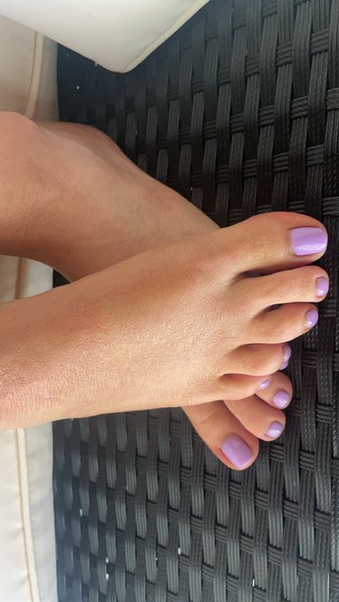For the boys that like my toes https://t.co/PEca5COY2h