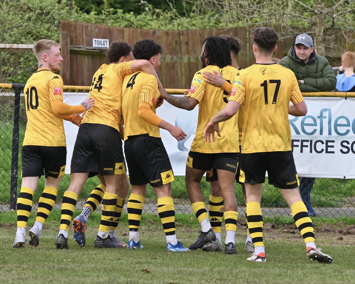 dylmitchell05's tweet photo. Big thank you to everyone involved @Alvechurch1st from the players, staff and fans for your support during my loan. Really enjoyed my time here over the past few months 💛🖤
UTC ⛪️ https://t.co/kb7CrsH5Qh