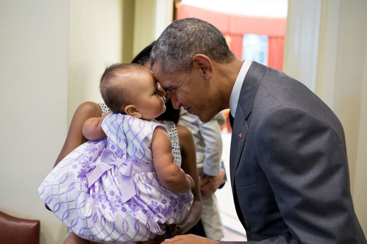 Since President Obama is still trending, here’s President #BarackObama and some #CuteKids  👶🏻👶🏽👼🏼👶🏼👶 !!!!! Who else needed to see this today?  🎀💙🪆
