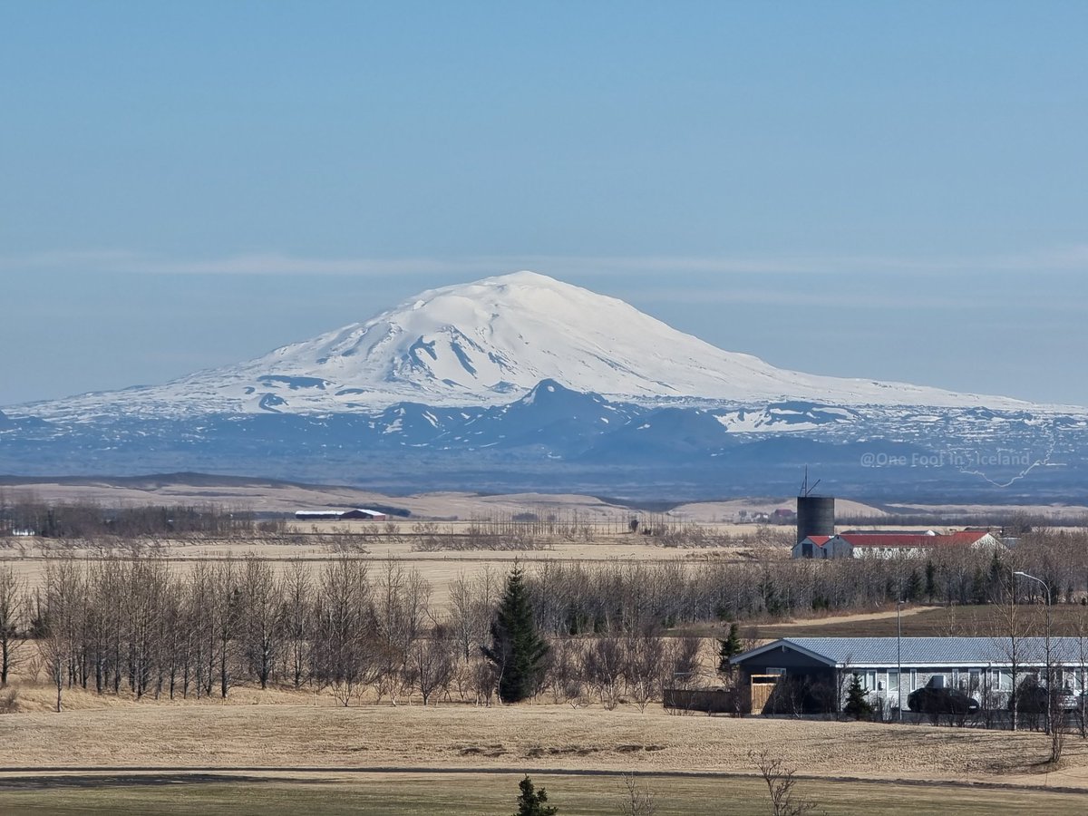 Took this one for you, @LaVieenProse24! From the viewing platform of @LavaCentre, we were SO lucky, such an incredibly clear day, we could see all 5 volcanic systems visible from there with no cloud cover, it was AMAZING! And ofc I can't see Hekla & not think of you & Ellie! 🌋📚