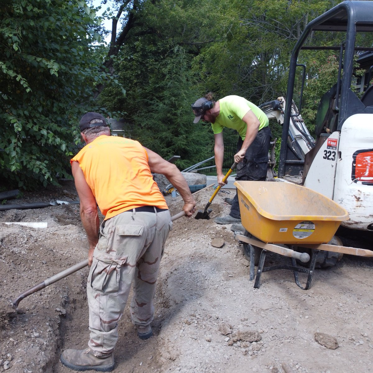 Some of our team working on a driveway refurb project - if you are looking to refresh your patio or driveway give us a call...⚒️🏊

#patioupgrade