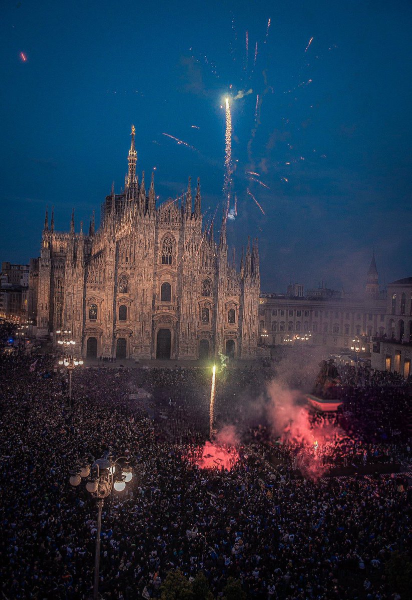 raffaelecaru's tweet photo. Io una festa così non l’ho mai vista. Mai.

Milano nerazzurra ha scritto la storia 🖤💙 https://t.co/sXH4H42OIk