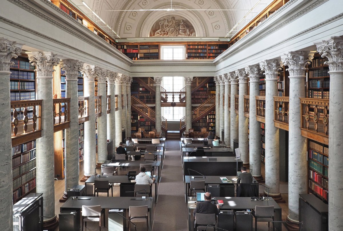 La #Bibliothèque nationale de #Finlande fait partie de l'Université d'#Helsinki. Bâtie par Carl Ludvig Engel, dans le style Empire, son catalogue comprend 2,6 millions de #livres, périodiques et #manuscrits, 100 000 cartes de géographie et 150 000 enregistrements de musique.