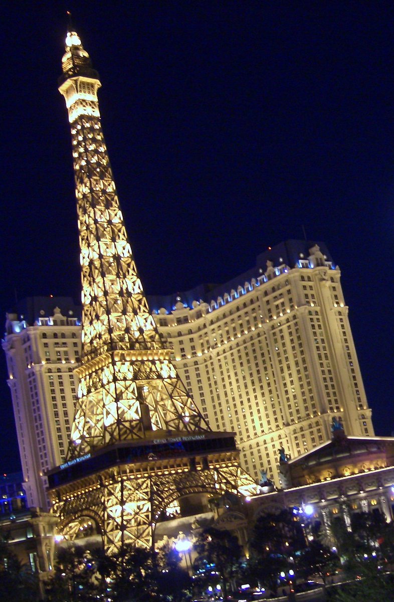 @PanoPhotos Let’s end #PanoPhotos Themed Week 33 in #LasVegas, baby! A fun #Destination where #Paris pops into a #vertorama. 🎲📸 #mitchandmarcyphotos #Vegas #EiffelTower #ParisLasVegas #Panorama Please tap for #panoramic view