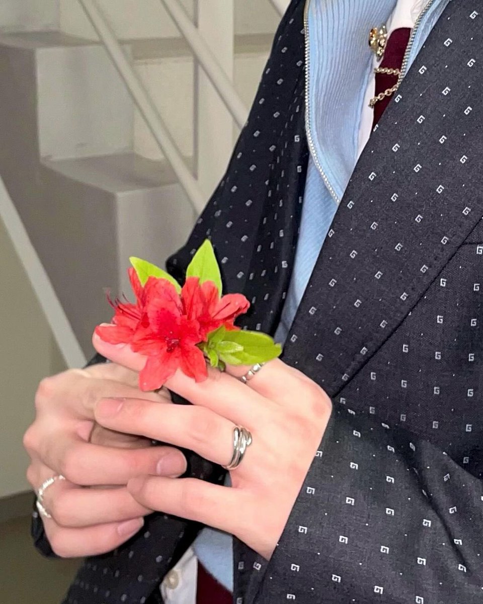 Check out this fancy bloom Myungjae hyung gave me. Does it jive with my style today? I mean, this flower's a real looker, especially considering the current season. It's like the cherry on top before the winds of change blow in. I'm totally keeping it!