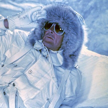 Fotografía fija del actor británico Roger Moore como el Agente 007, James Bond, durante la filmación de la película 'A View To A Kill (En La Mira De Los Asesinos)' de 1985. #IanFleming #JamesBond  #RogerMoore #AViewToAKill #Agente007 #EnLaMiraDeLosAsesinos