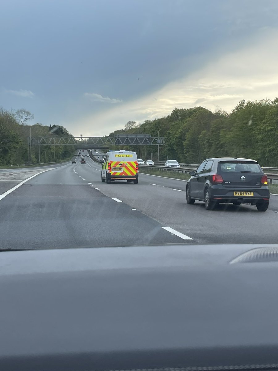 tisburyash's tweet photo. @bedspolice Isn’t middle lane hogging a £100 fine and 3 penalty points??? https://t.co/dSiJZngbKb