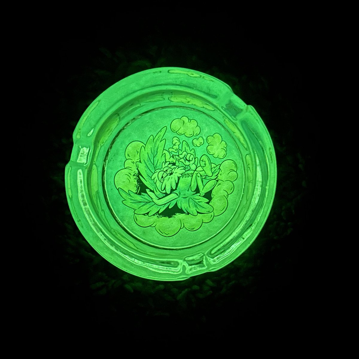 glow in the dark effect on the @BoDoggosNFT 4/20 ashtray looks sick! 🌿💨