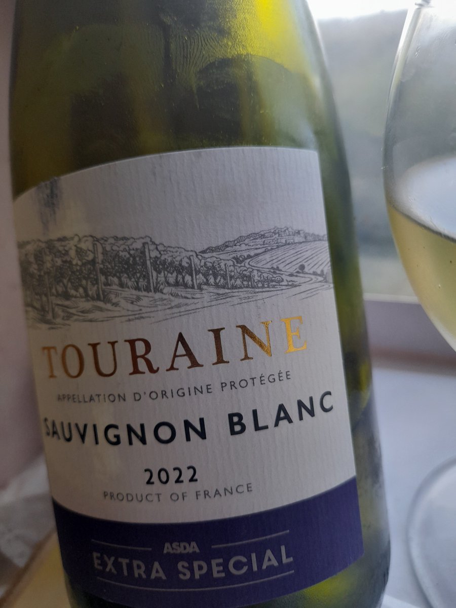 Wine Time. This French Touraine Sauvignon Blanc is really fresh, with citrus, apricot flavours. Iam having it with Veg loaded Pizza, with added home roasted pollo(chicken) slices.