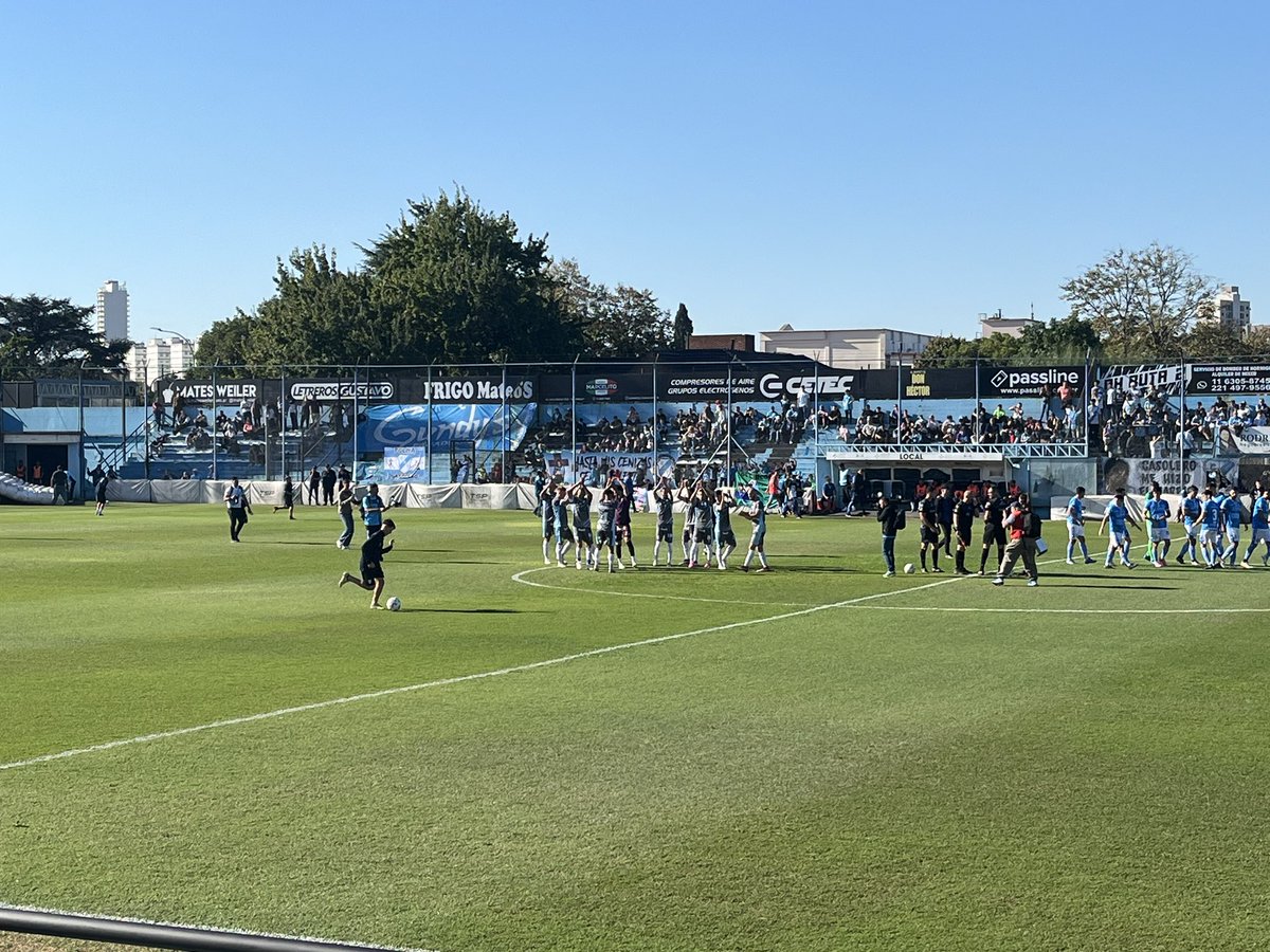 Ya está #Temperley en el campo de juego. ¡Vamos, Cele! 👊🏻🩵