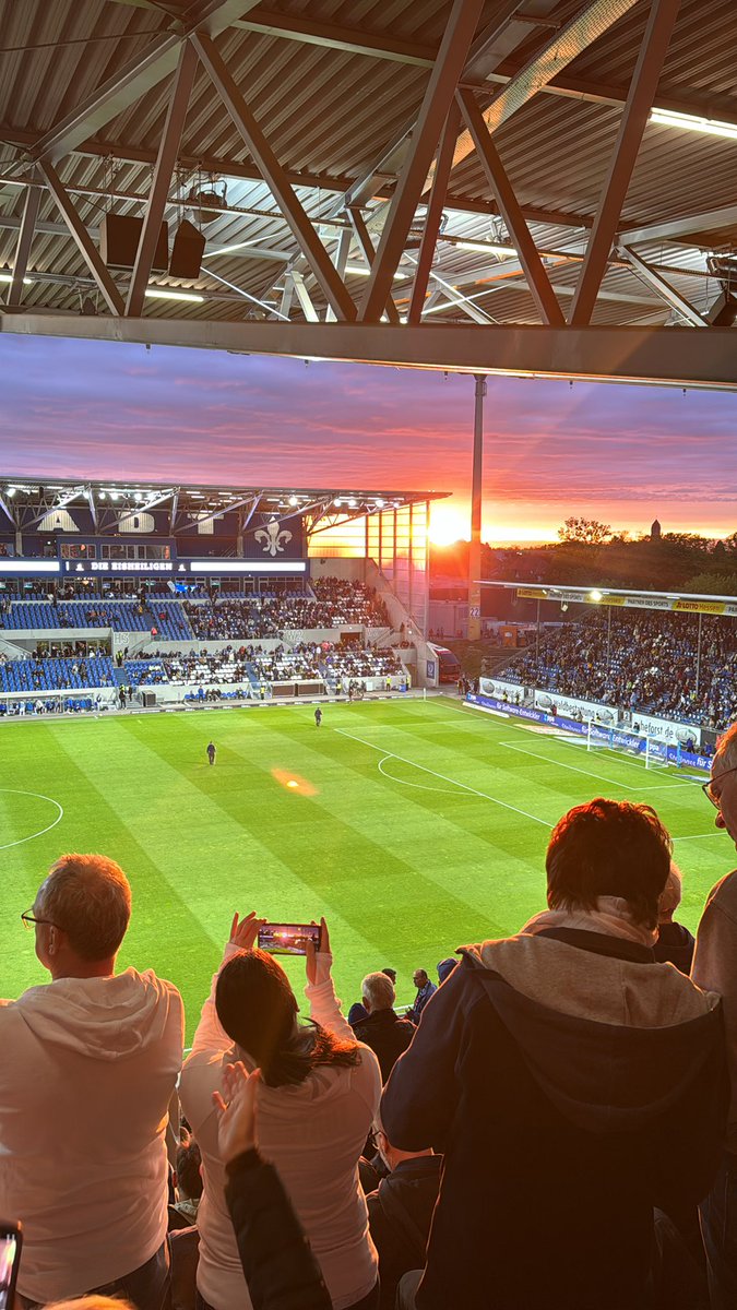 ariakethama's tweet photo. Einzige, die heute am Bölle so richtig liefert: die Sonne 😎✌🏻#SVDFCH https://t.co/gJ2mwRjdFl