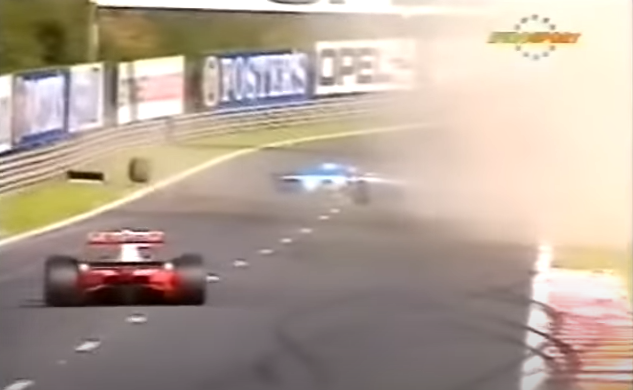 📌 Spa-Francorchamps, 1992

Nos treinos livres, Érik dava uma volta rápida com sua Ligier quando perdeu o controle na curva Blanchimont.

O impacto contra o muro foi tão forte que, devolvido para a pista em uma nuvem de fumaça, Comas ficou inconsciente.