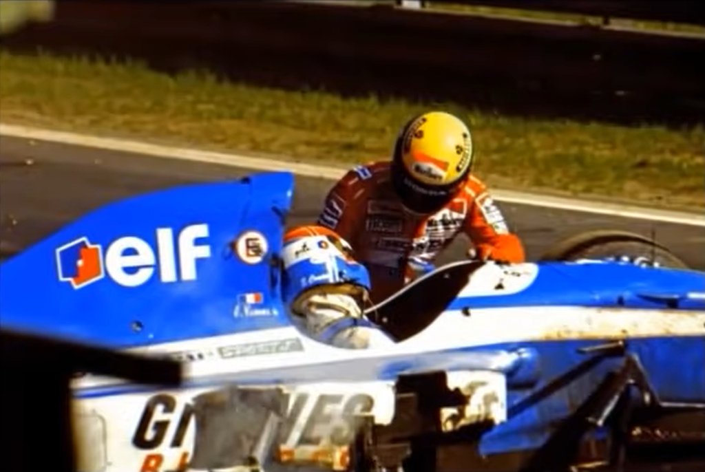 Ao perceber que a cabeça de Comas estava tombada para a frente, Ayrton Senna imediatamente saltou de sua McLaren para ir socorrê-lo.

E, Deus, ainda bem que o fez.

Como o carro estava ligado e banhado em gasolina, uma provável explosão teria ocasionado uma tragédia fatal.