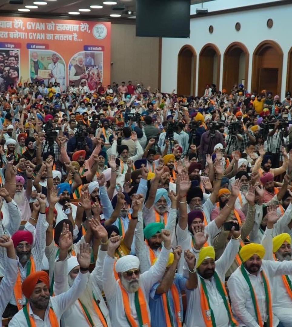 GaganSawhney9's tweet photo. सिख कौम के लिए अगर सही मायने में किसी ने काम किया है, तो वो हमारे प्रधानमंत्री श्री @narendramodi जी ने किया है।
भाजपा मुख्यालय में @BJP4India के अध्यक्ष श्री @JPNadda जी सचिव @mssirsa जी की उपस्थिति में दिल्ली सिख समाज के काफी सदस्य भाजपा परिवार में शामिल हुए #SikhWithModi https://t.co/xx0hG6SNi0