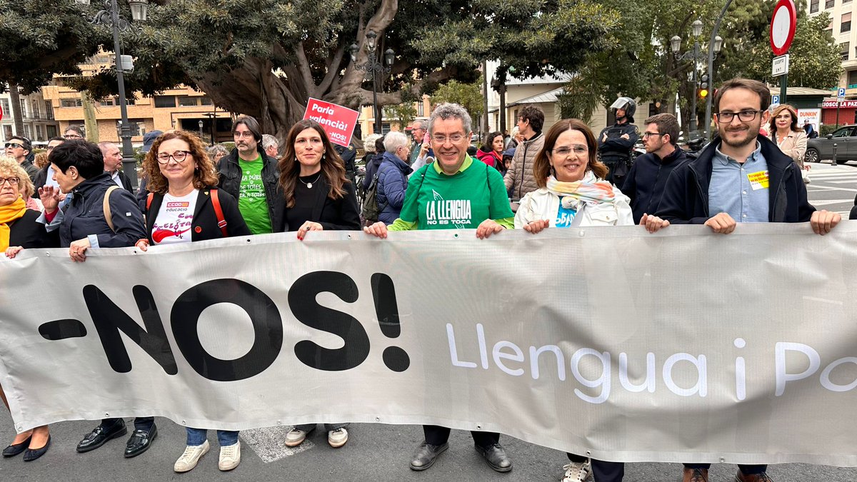 Manifestació del 25 d'abril al País Valencià per 'recuperar la dignitat' enfront dels 'retrocessos' del PP i Vox. 'La llengua no es toca' i altres lemes han sigut protagonistes en una diada on s'ha reivindicat la lluita pels drets lingüístics i l'educació en valencià.