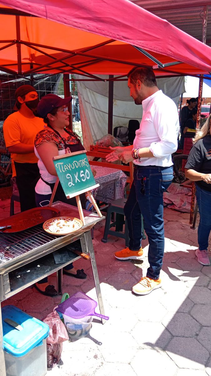 COVIJONES's tweet photo. No hay mejor lugar para pasar el domingo que en el tianguis de San Andrés. Con el próximo gobierno ciudadano vamos a construir un espacio digno para nuestros comerciantes y público asistente. Lo nuevo viene en GRANDE! #MovimientoCiudadano https://t.co/ssKbFHIob4