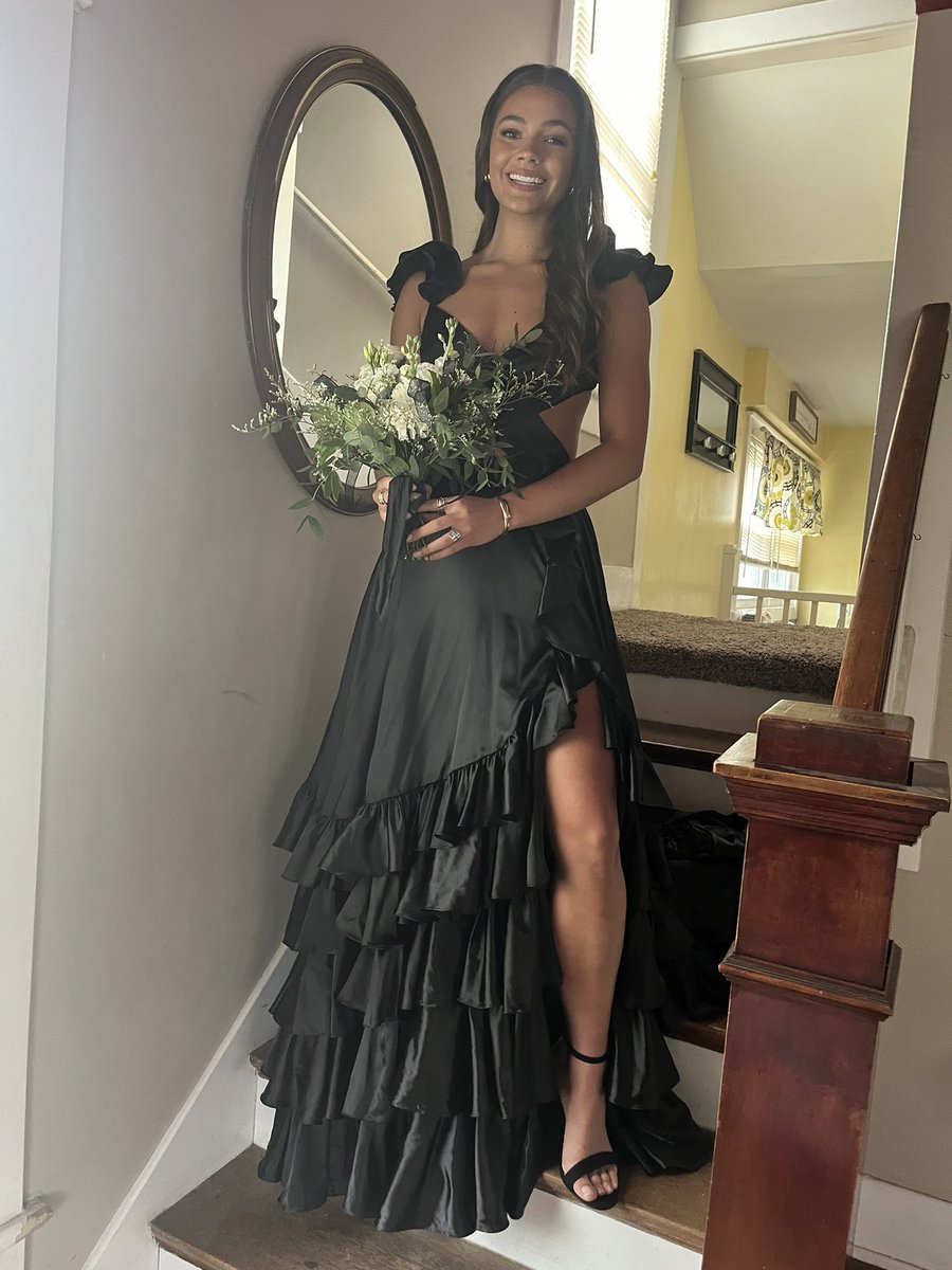 Beautiful girl ❤️🖤