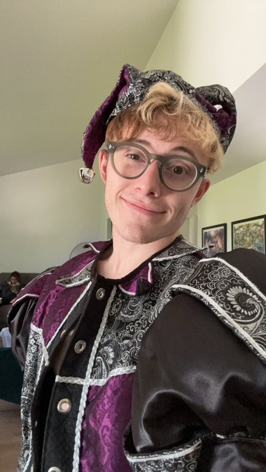 Streaming as a jester https://t.co/5GUktJtZGh https://t.co/JRwhrKgVto