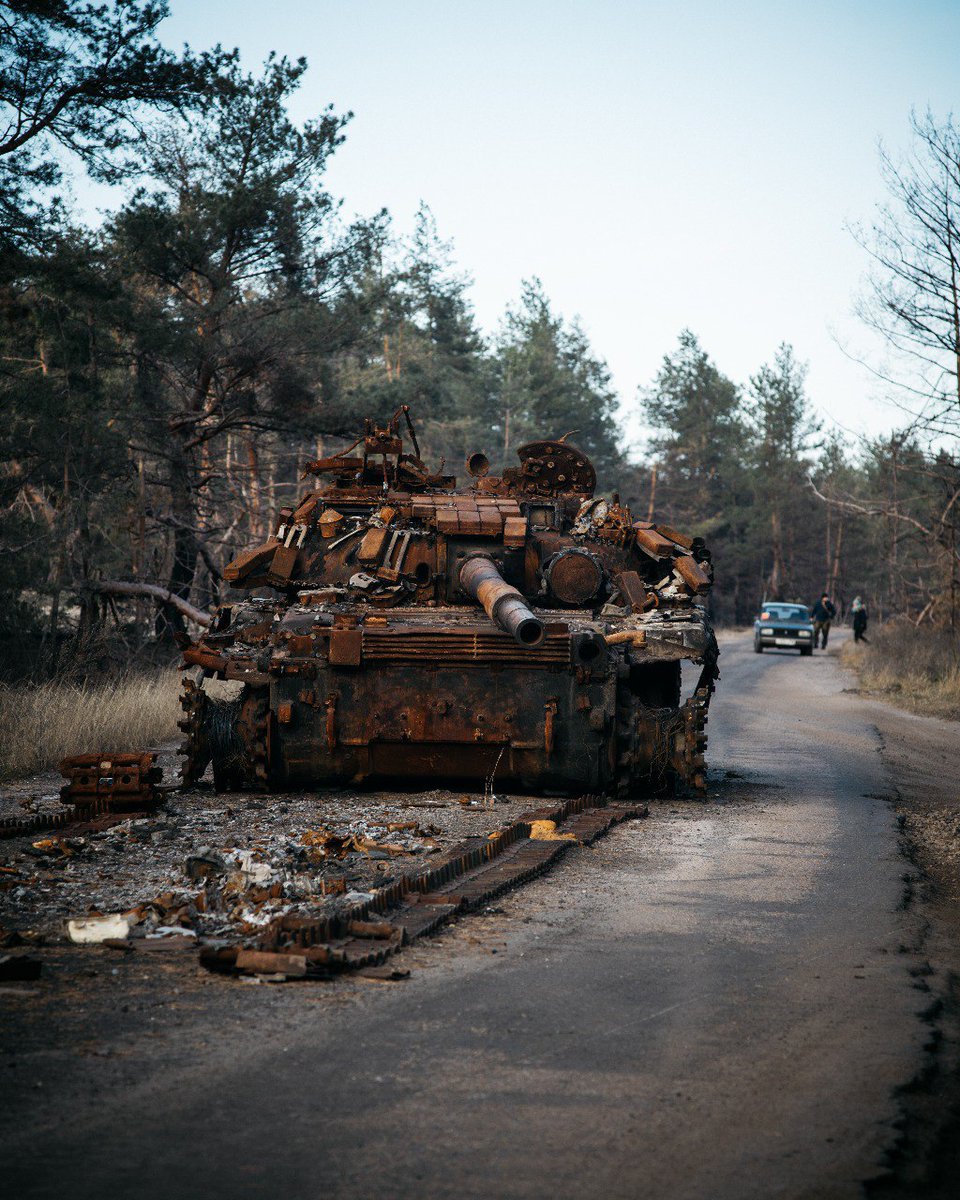 Burnt T-64BV, outskirts of Severodonetsk.
Photo by Arsenij Kotov.