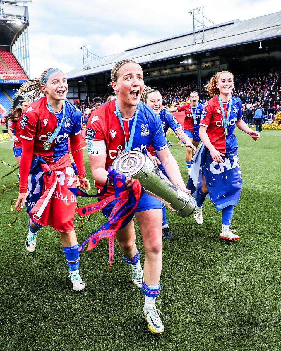 22 years-old and just led her team to the #BarclaysWSL. Incredible 😍

#CPFC | @Aimee_Everett