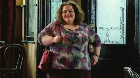 savyolino's tweet image. Precisamos falar sobre a grande atuação da Jessica Gunning como Martha em Bebê Rena. 
Ela oscila os sentimentos da personagem, muda de expressão em milésimos de segundo e consegue arrepiar cada pelo do seu corpo em um surto repentino. Atriz incrível que merece muitos prêmios