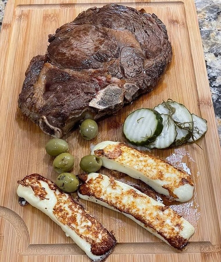 18 oz Bone-in ribeye cooked in cast iron to medium rare with a side of grilled Panela cheese (doesn’t melt), olives and my now favorite grillospickles

By: elie_jarrouge
#ketocarnivore #ketogenicliving #ketogenicdiet #ketodiet #ketosis #ketoweightloss #ketorecipes #ketofam