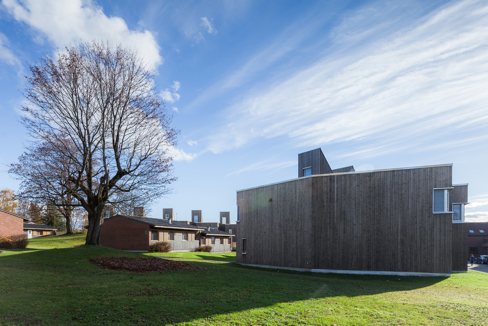 ASAS arkitektur, Norveç'in Hamar kentinin hemen dışındaki Toneheim Folkehøgskole'deki mevcut konutların yerine öğrenciler için yeni bir konut projesi tasarladı. arkitera.com/haber/norvecte…