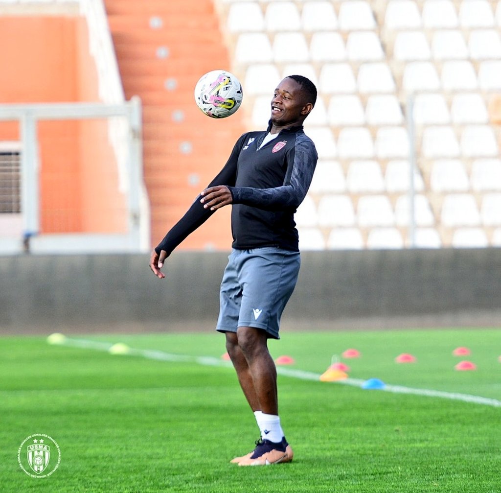 L'attaquant international camerounais Leonel Ateba dans le onze de départ de L'USM Alger pour le compte de la demi-finale retour de la Coupe de la Confédération Africaine face à la RS Berkane. #TotalEnergiesCAFCC | #RSBUSMA