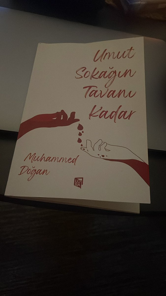 Sevgili Muhammed’in Adana’da olduğum yere kadar gelip bana hediye ettiği kitabını herkes edinmeli hayat mücadelesinde Galatasarayın nasıl büyük bir güç olduğunu gösteriyor. Galatasaray’ı sever gibi sevin birbirinizi @0muhammddgn1 kardeşimde destek olalım #UmutSokağınTavanıKadar