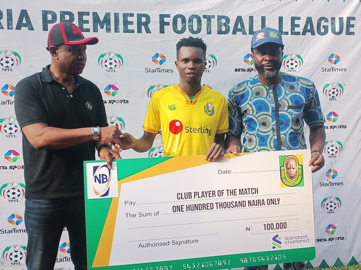 Behold Bendel Insurance Defence strong man Sunday Anyanwu winner of Nigerian Breweries(NB) Man of the Match Award in the NPFLMD32 game against Heartland FC in Benin. Olympian Yussuf Alli, the Executive Chairman,Edo State Sports Commission did the presentation#NB-Npfl #fanslove