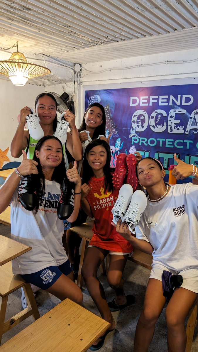 Spent our last day in the Philippines with the girls football community of Alon & Araw, a non-profit teaching disadvantaged kids to love the environment and do well in school. We also surprised the girls with 15 pairs of brand new @idasportsco cleats and donated jerseys! ⚽️🌊