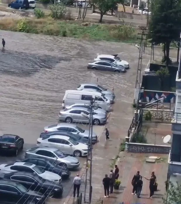 Ankara burası: Yaşadığım yer. Afet filan olmadı. Sadece birazcık yağmur ve dolu yağdı.