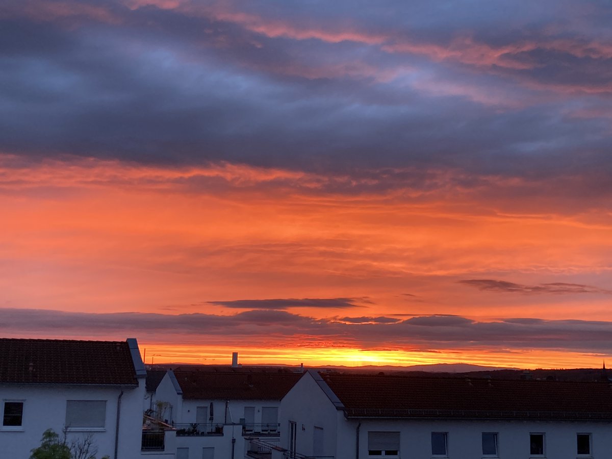 Ob es am Saharastaub lag? Auf alle Fälle ein farbenprächtiger Sonnenuntergang hinter Frankfurt und dem Feldberg. #Abenddämmerung