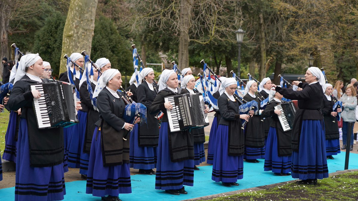 aytoviedo's tweet photo. El @aytoviedo traslada su más sentido pésame a familiares, amigos y compañeros de la Real Banda de Gaitas Ciudad de Oviedo tras el fallecimiento de su directora, Yolanda Pérez. 𝐒𝐢𝐞𝐦𝐩𝐫𝐞 𝐟𝐨𝐫𝐦𝐚𝐫á𝐬 𝐩𝐚𝐫𝐭𝐞 𝐝𝐞 𝐥𝐚 𝐡𝐢𝐬𝐭𝐨𝐫𝐢𝐚 𝐦𝐮𝐬𝐢𝐜𝐚𝐥 𝐝𝐞 𝐎𝐯𝐢𝐞𝐝𝐨 https://t.co/Qv4958py4o