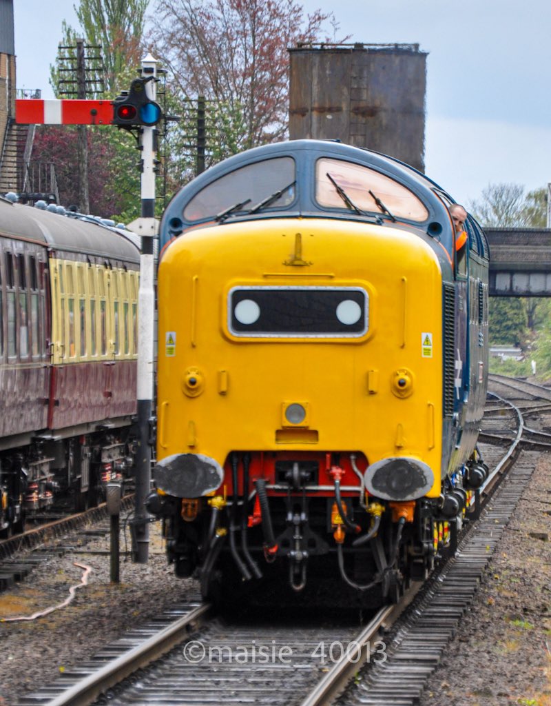 maisie_40013's tweet image. #semaphoresunday 55009 “Alycidon” disguised as 55013 “The Black Watch” approaches Loughborough Central 
28/04/2024
#class55 #deltic #loughborough #greatcentralrailway #heritagerailway