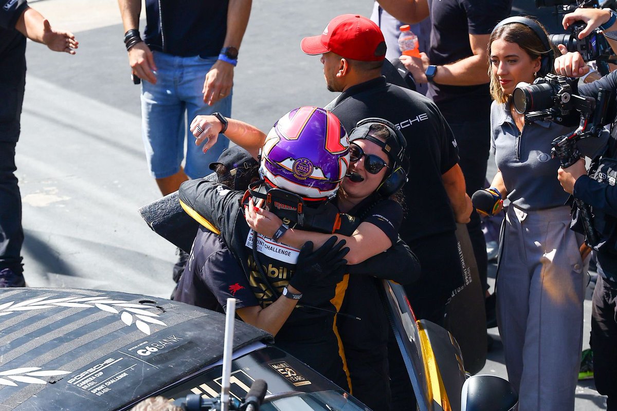 TERCEIRA VITÓRIA NA TEMPORADAAAA!! Mas agora com um gosto totalmente diferente, em Interlagos e com direito da pessoa que sempre me acompanhou nas corridas, sempre fez o impossível e o possível para me ver feliz me entregando o troféu