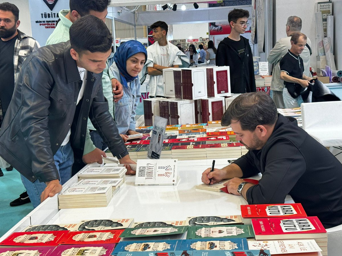 📍Ankara Kitap Fuarı, ATO Congresium “Hangi Türkiye?” kitabımın imza gününde beni yalnız bırakmayan değerli gazeteci arkadaşım Hande Fırat ve Ankara Gençlik Kolları Başkanımız Ülkü Efe Demirhan ile kitabıma ilgi gösteren tüm kitapseverlere teşekkür ediyorum. Türkiye’nin