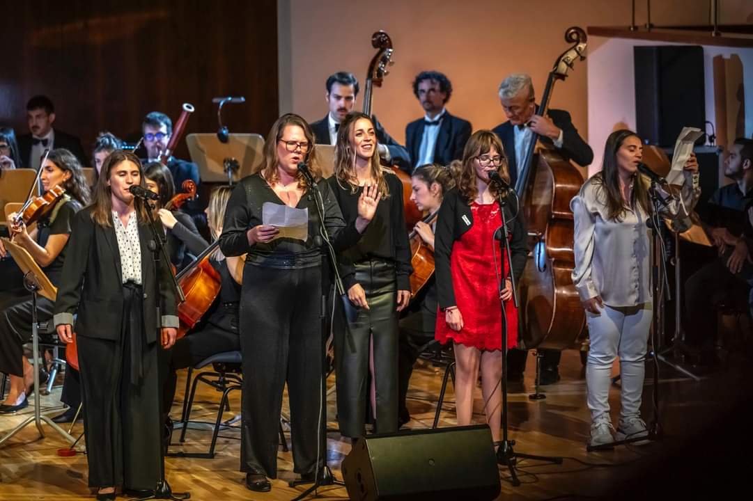 🎵Un concierto en el que 38 artistas con discapacidad intelectual han brillado en el escenario. María Cacho y Miguel Ángel Ciborro de Plena Inclusión Xerez han participarado en el concierto con la orquesta Carlos III. 

#Loimposiblesehará #Plena60años