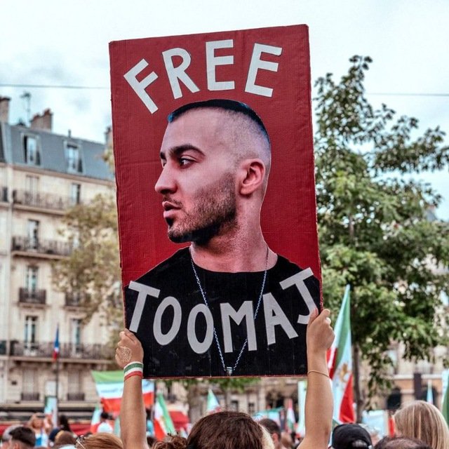 من، تو ، ما ، جمع شدیم الان دیگه همه توماجیم..✌️

#توماج_صالحی 
#FreeTomaj
