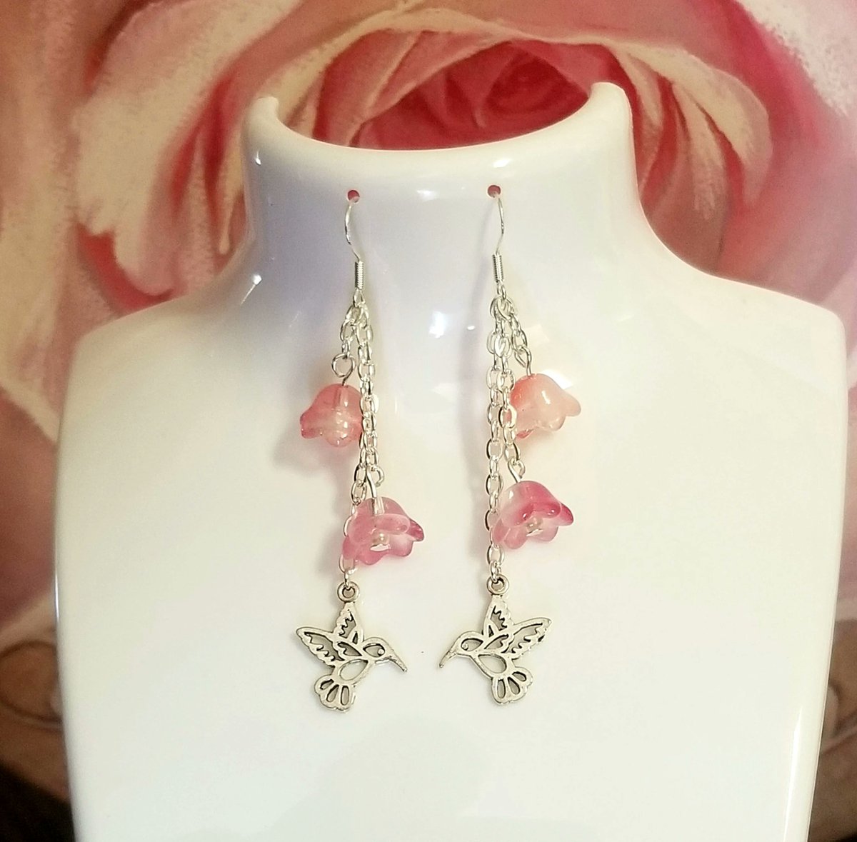 Hummingbird Earrings, Hummingbird Flower Earrings #jewelry #earrings #hummingbird #hummingbirds #hummingbirdjewelry #hummingbirdearrings #Hummingbirdnecklace #Mothersdaygift #Mothersday #giftsforher #giftsformom #momgifts #wedding #bridal #etsy

etsy.me/3xPlr0g via @Etsy