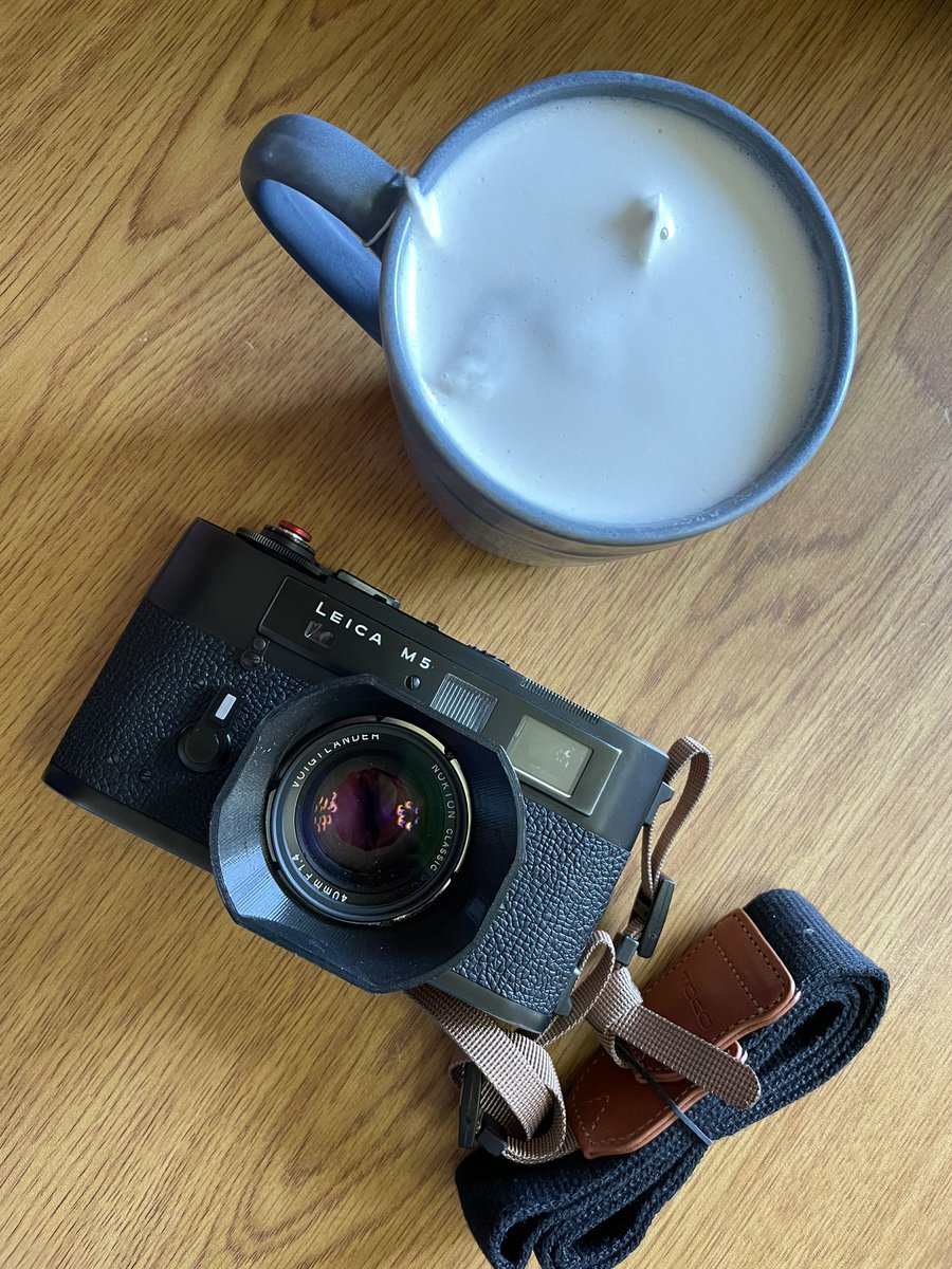 London Fog and my Leica M5 with the Voigtländer 40/1.4 SC loaded with @ILFORDPhoto FP4+
#FilmCameraPorn #BelieveInFilm