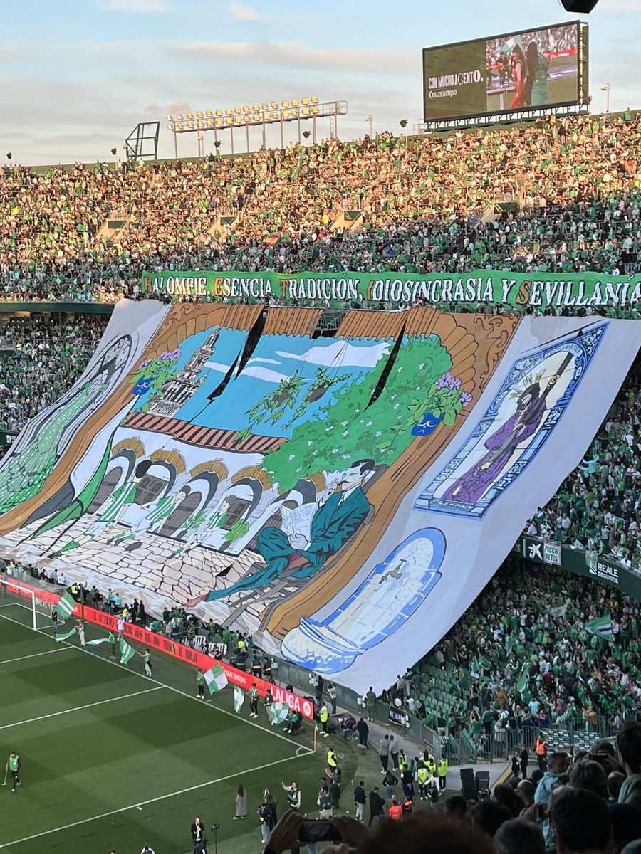 Balompié, Esencia, Tradición, Idiosincrasia y Sevillanía = BETIS. Precioso y emotivo tifo de Gol Sur con recuerdo a Manuel Ruiz de Lopera para #ElGranDerbi