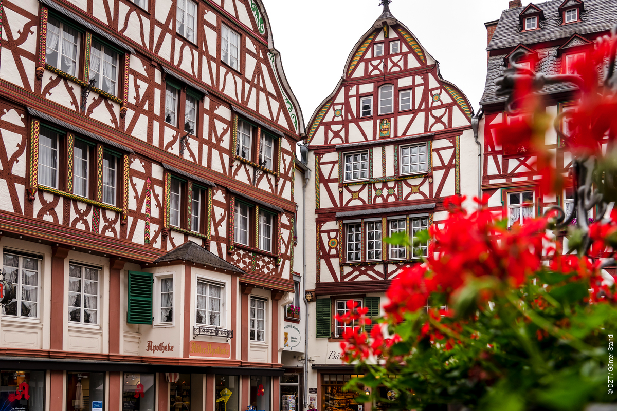 The city of vines and wines in the Moselle valley enchants visitors with its picturesque river banks and historic market square. 🍇 Don't miss the beauty of Bernkastel-Kues! 😍
