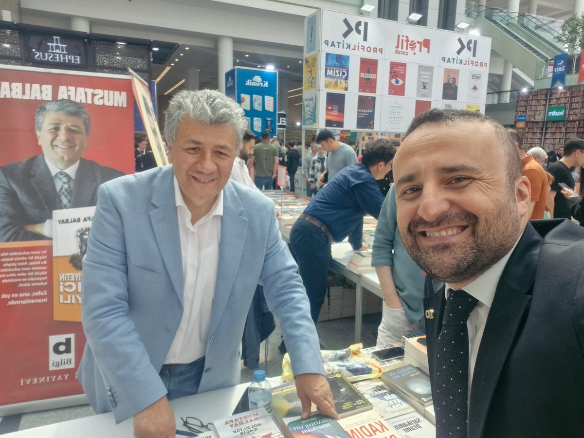 Ankara Kitap Fuarı’nda Ankara Barosu Başkanı Mustafa Köroğlu ile buluştuk. Hukuk toplumsal yaşamın oksijeni. Avukatlar Barolar Birliğinin çağrısıyla dün başkentte buluşup seslerini yükseltti, demokrasi mücadelesinin öncüsü olduklarını bir kez daha kanıtladı.