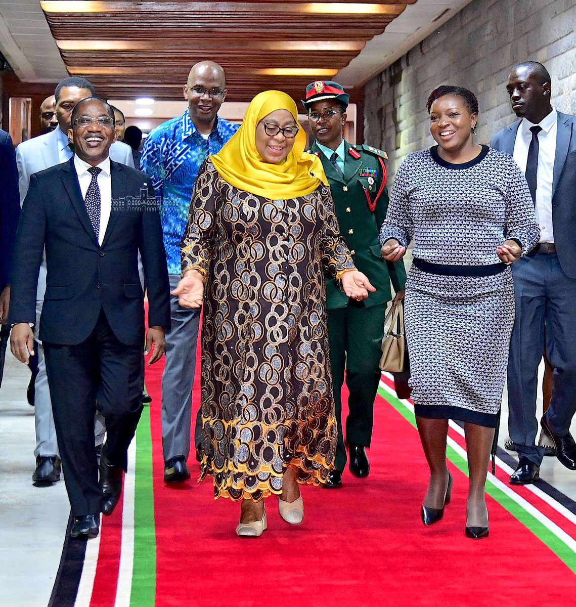 📍Kenya 🇹🇿🇰🇪 Rais wa Jamhuri ya Muungano wa Tanzania Mhe. Samia Suluhu Hassan akifurahia jambo na Waziri wa Afya wa Kenya Susan Nakhumicha (kulia) mara baada ya kuwasili katika uwanja wa Ndege wa Kimataifa wa Jomo Kenyatta Jijini Nairobi nchini Kenya tarehe 28 Aprili, 2024 kwa…