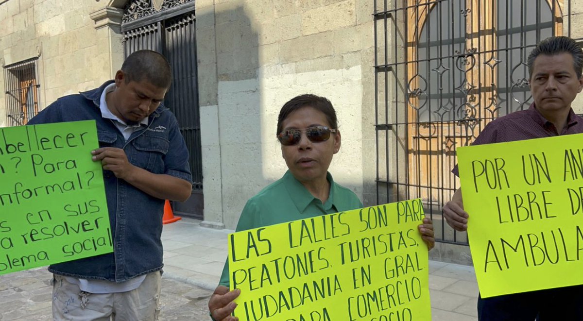 Protestan para evitar que ambulantes secuestren calle recien rehabilitada en #Oaxaca ¡Las calles son para peatones, turistas y la comunidad en general, no para el comercio informal!, señalaron. mxpolitico.net/protestan-para…