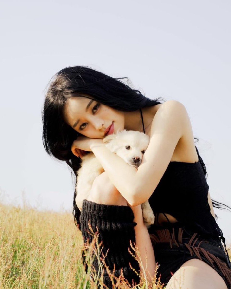 .ᐟ Fun Fact

Soloist YOUHA recently adopted a stray dog she found during a photoshoot and named her Woozu!